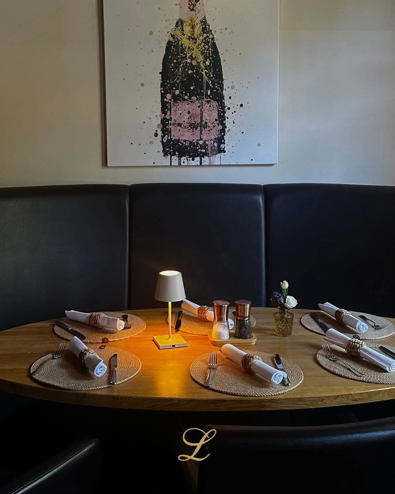 Gedeckter Tisch im Gastraum des Landhaus Grunewald